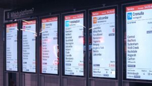 Digitale Fahrpläne für Züge an Bahnhof