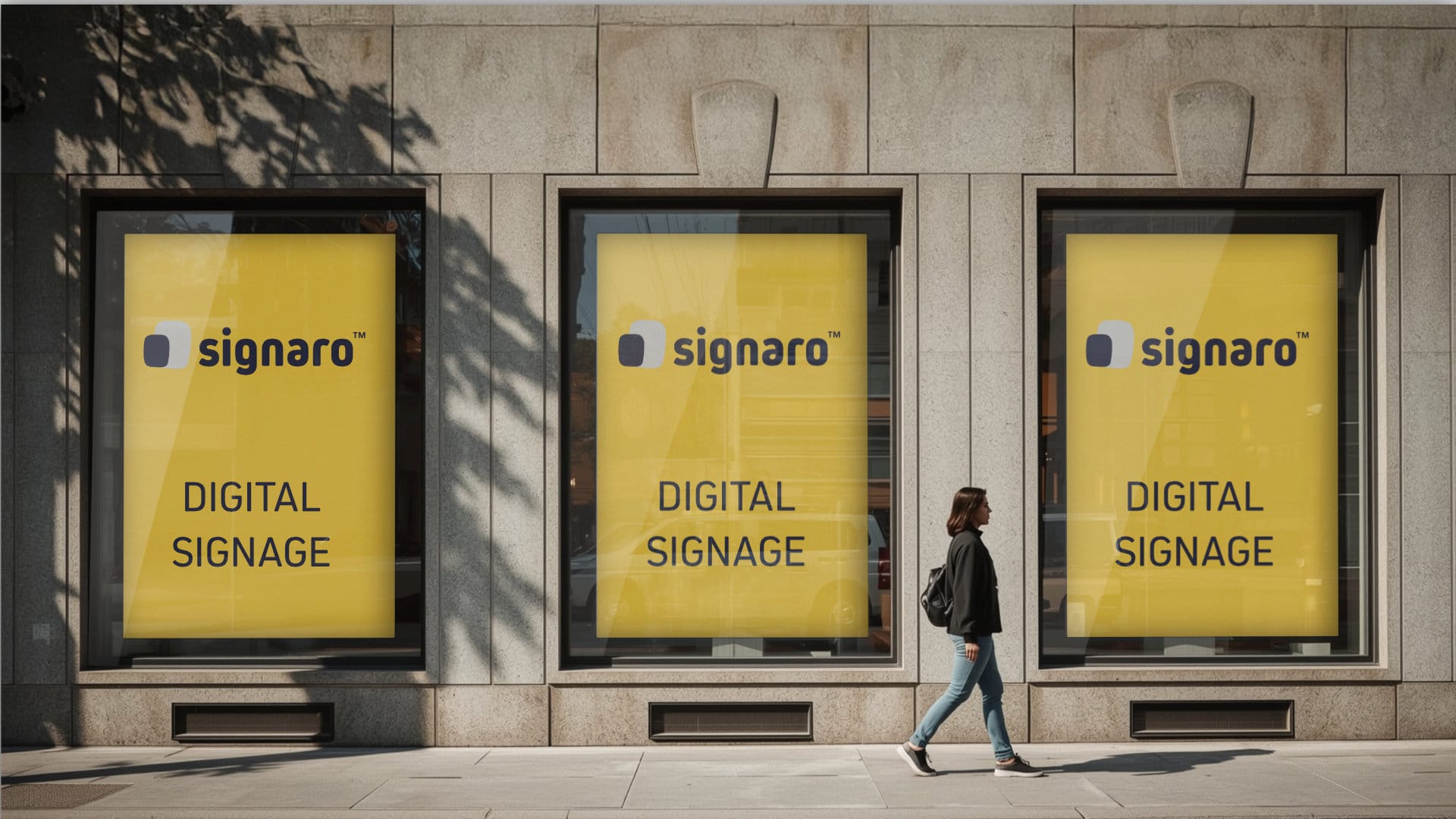 Drei Schaufenster mit digitaler Werbung von Signaro