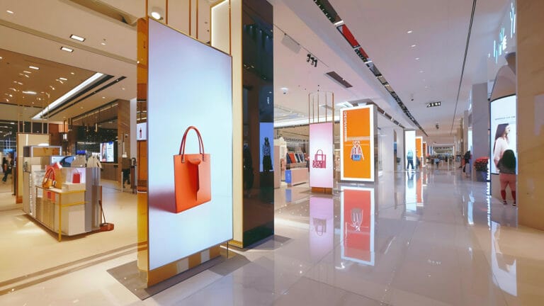 Moderne Einkaufsstraße mit Digital Advertising Displays